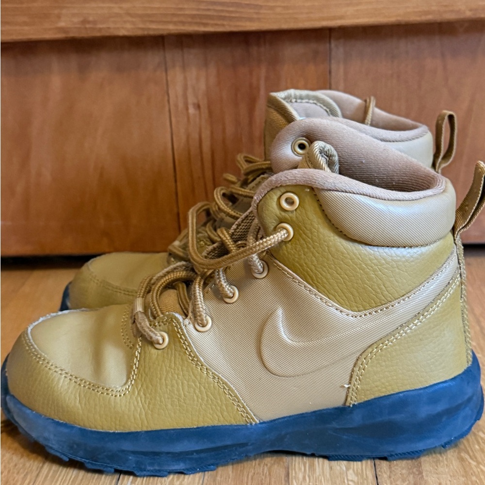 Nike Kids Tan and Navy Boots - Picture 4 of 6